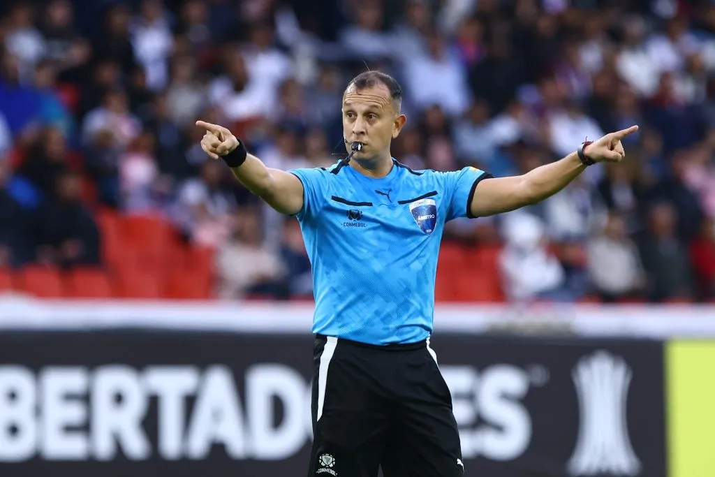 Darío Herrera apitou dois jogos do Internacional na Libertadores de 2023.  (Foto: Franklin Jacome/Getty Images)