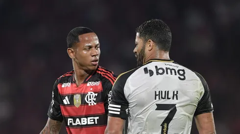 RJ – RIO DE JANEIRO – 27/07/2025 – BRASILEIRO A 2025, FLAMENGO X ATLETICO-MG – Wallace Yan jogador do Flamengo disputa lance com Hulk jogador do Atletico-MG durante partida no estadio Maracana pelo campeonato Brasileiro A 2025. Foto: Thiago Ribeiro/AGIF