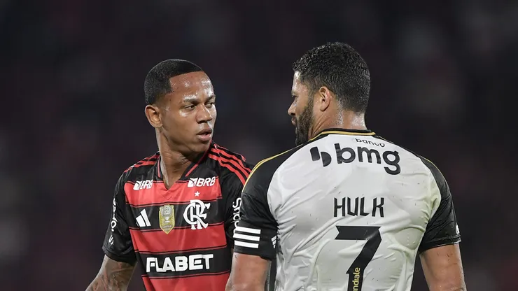 RJ - RIO DE JANEIRO - 27/07/2025 - BRASILEIRO A 2025, FLAMENGO X ATLETICO-MG - Wallace Yan jogador do Flamengo disputa lance com Hulk jogador do Atletico-MG durante partida no estadio Maracana pelo campeonato Brasileiro A 2025. Foto: Thiago Ribeiro/AGIF