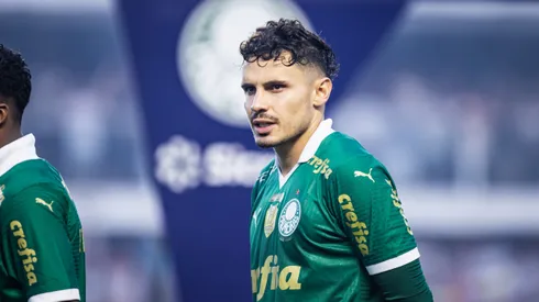 Raphael Veiga jogador do Palmeiras durante partida contra o Santos no estadio Vila Belmiro pelo campeonato Paulista 2024.