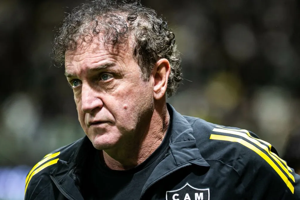 MG – BELO HORIZONTE – 03/08/2025 – BRASILEIRO A 2025, ATLETICO-MG X BRAGANTINO -Cuca tecnico do Atletico-MG durante partida contra o Bragantino no estadio Arena MRV pelo campeonato Brasileiro A 2025. Foto: Fernando Moreno/AGIF