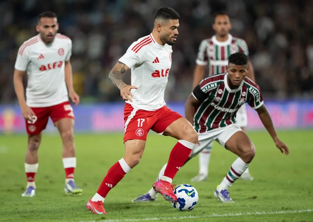 Atletas disputam jogada em Fluminense x Internacional. Foto: Jorge Rodrigues/AGIF