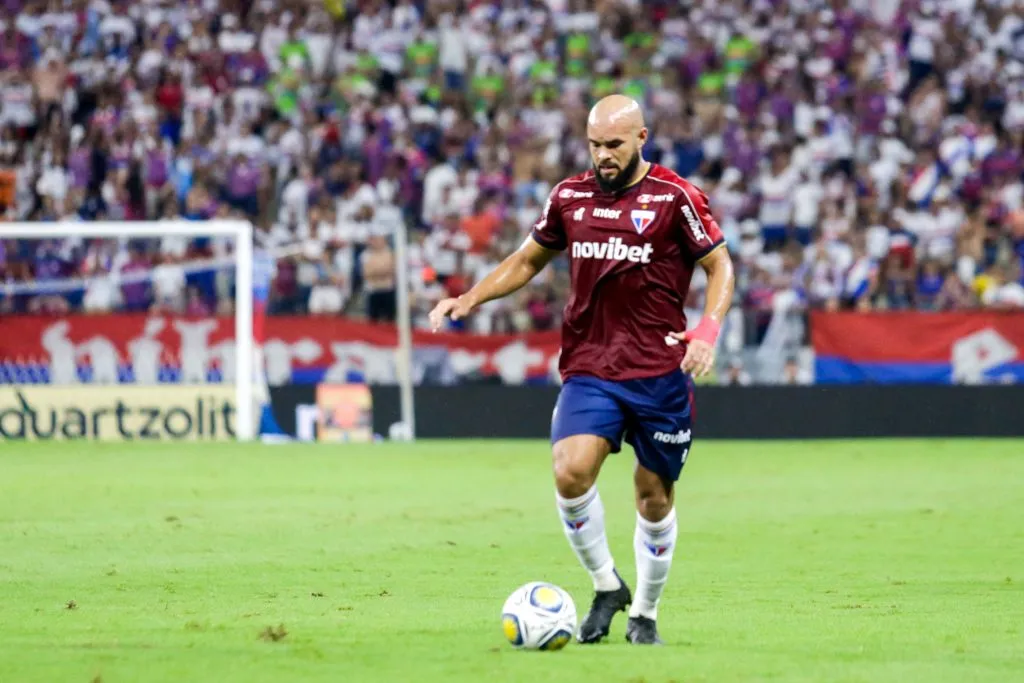 Ze Welison jogador do Fortaleza durante partida contra o Vitoria em 2024 – Foto: Lucas Emanuel/AGIF