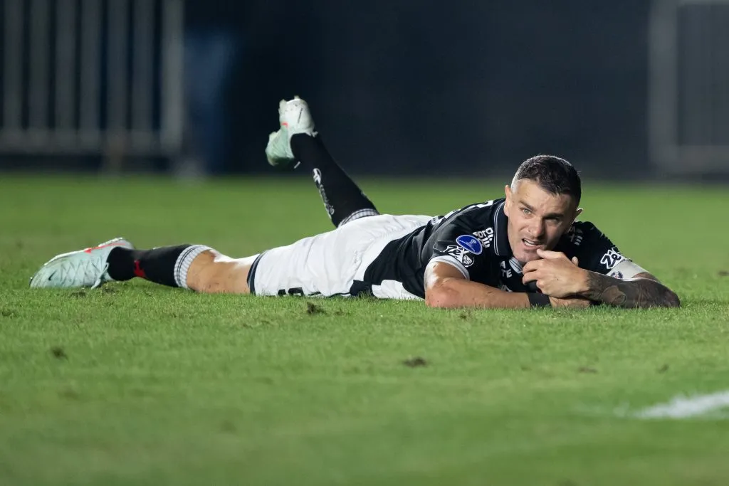 Pablo Vegetti lamentando chance perdida pelo Vasco –  Foto: Jorge Rodrigues/AGIF