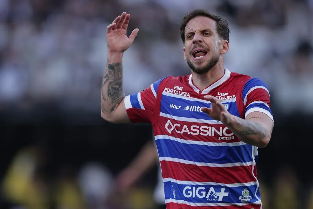 Lucas Sasha durante partida contra o Corinthians no Campeonato Brasileiro de 2025. Foto: Ettore Chiereguini/AGIF