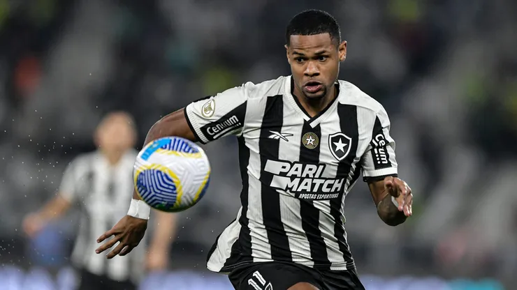 RJ - RIO DE JANEIRO - 17/07/2024 - BRASILEIRO A 2024, BOTAFOGO X PALMEIRAS - Junior Santos jogador do Botafogo durante partida contra o Palmeiras no estadio Engenhao pelo campeonato Brasileiro A 2024. Foto: Thiago Ribeiro/AGIF