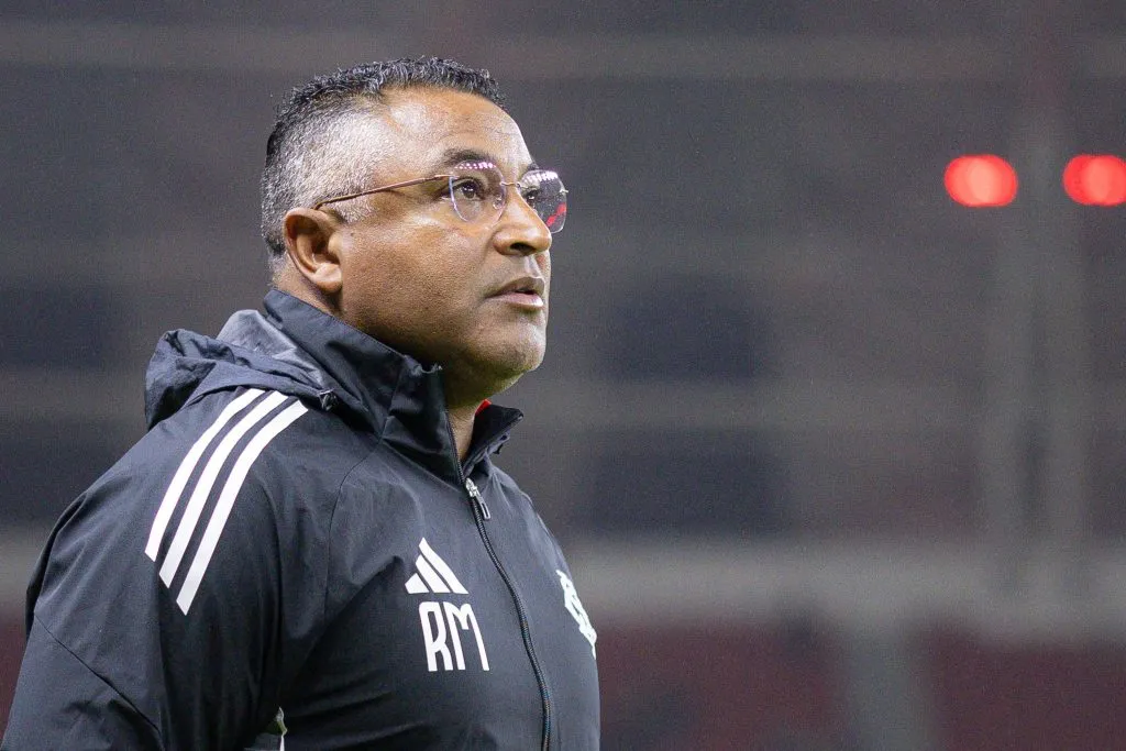 Roger Machado durante partida contra o São Paulo no Campeonato Brasileiro de 2025. Foto: Maxi Franzoi/AGIF