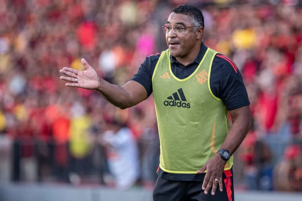 Roger Machado dá instruções aos jogadores do Internacional. Foto: Rafael Vieira/AGIF