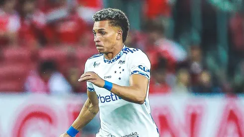 Rodriguinho durante confronto contra o Internacional no Brasileirão 2025.