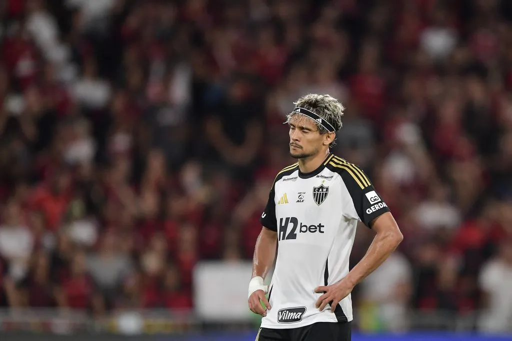 Gustavo Scarpa jogador do Atletico-MG lamenta durante partida contra o Flamengo no estadio Maracana pelo campeonato Brasileiro A 2025. Foto: Thiago Ribeiro/AGIF