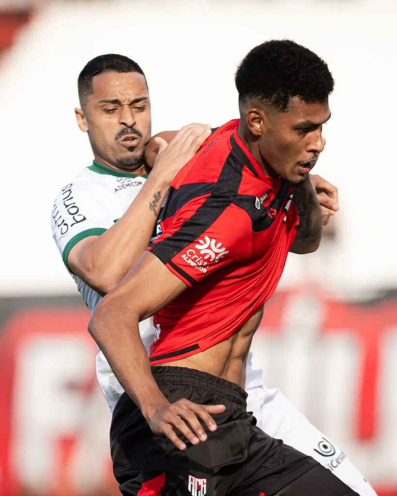 GO – GOIANIA – 15/06/2025 – BRASILEIRO B 2025, ATLETICO-GO X CORITIBA – Alix Vinicius jogador do Atletico-GO durante partida contra o Coritiba no estadio Antonio Accioly pelo campeonato Brasileiro B 2025. Foto: Mateus Dutra/AGIF