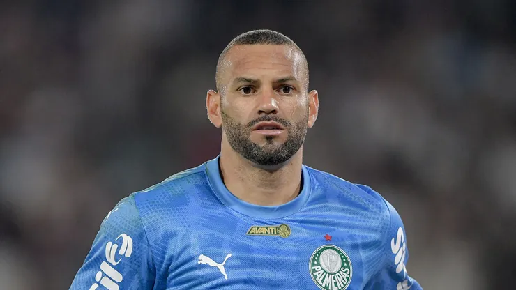 Weverton está pressionado no gol do Palmeiras. Foto: Ettore Chiereguini/AGIF