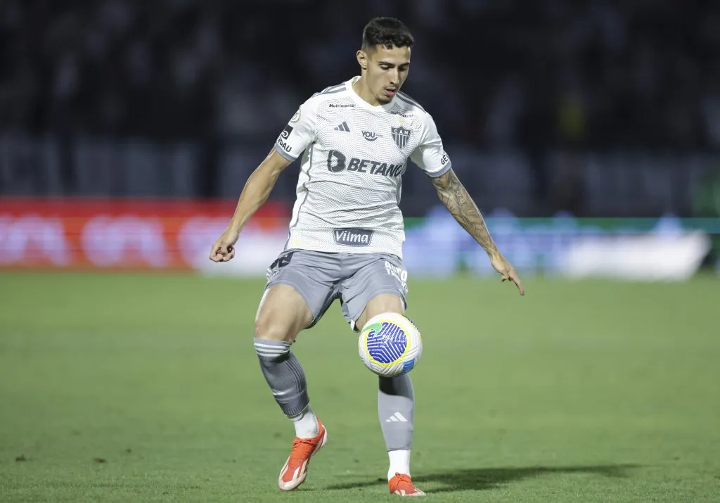 CAMPINAS, BRAZIL – SEPTEMBER 28: Cadu of Atletico Mineiro controls the ball during a match between Palmeiras and Atletico Mineiro as part of Brasileirao Series A 2024 at Estadio Brinco de Ouro da Princesa on September 28, 2024 in Campinas, Brazil.  (Photo by Alexandre Schneider/Getty Images)