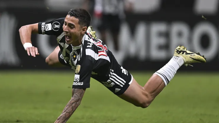 BELO HORIZONTE, BRAZIL - MAY 28: Cadu of Atletico Mineiro reacts during a match between Atletico Mineiro and Caracas as part of Copa CONMEBOL Libertadores 2024 at Arena MRV on May 28, 2024 in Belo Horizonte, Brazil. (Photo by Pedro Vilela/Getty Images)