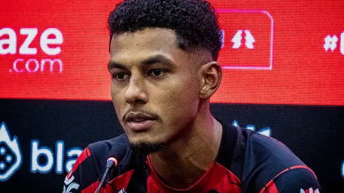 Foto: Ingryd Oliveira/ACG – Alix Vinicius durante coletiva de imprensa no Atlético-GO.