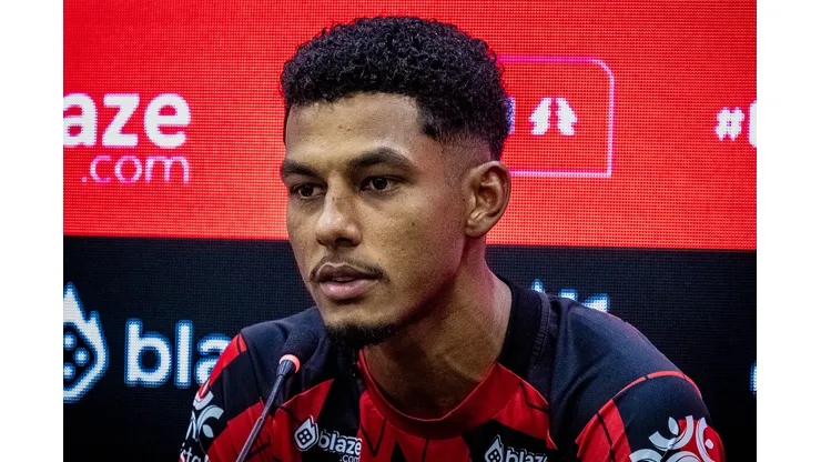 Foto: Ingryd Oliveira/ACG - Alix Vinicius durante coletiva de imprensa no Atlético-GO.