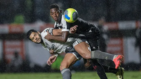RJ – RIO DE JANEIRO – 19/10/2024 – COPA DO BRASIL 2024, VASCO X ATLETICO-MG – Leo jogador do Vasco disputa lance com Hulk jogador do Atletico-MG durante partida no estadio Sao Januario pelo campeonato Copa Do Brasil 2024. Foto: Thiago Ribeiro/AGIF