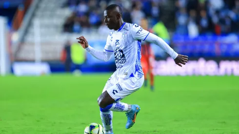 Marino Hinestroza of Pachuca controls the ball during the 6th round match between Pachuca and Chivas as part of the Torneo Clausura 2023 Liga MX at Hidalgo Stadium on February 11, 2023 in Pachuca, Mexico.