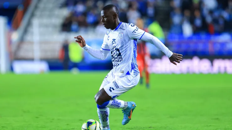 Marino Hinestroza of Pachuca controls the ball during the 6th round match between Pachuca and Chivas as part of the Torneo Clausura 2023 Liga MX at Hidalgo Stadium on February 11, 2023 in Pachuca, Mexico.