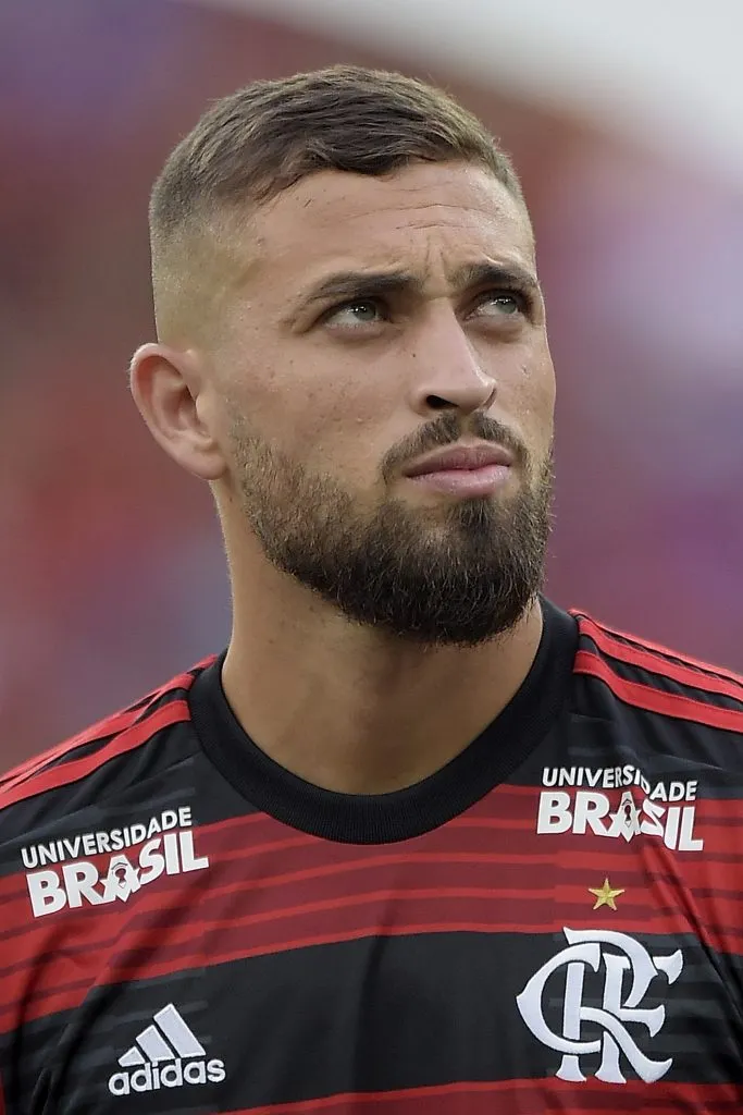 RIO DE JANEIRO, BRAZIL – DECEMBER 01: Leo Duarte of Flamengo listen the national anthem before the match between Flamengo and Atletico-PR as part of Brasileirao Series A 2018 at Maracana Stadium on December 01, 2018 in Rio de Janeiro, Brazil. (Photo by Alexandre Loureiro/Getty Images)