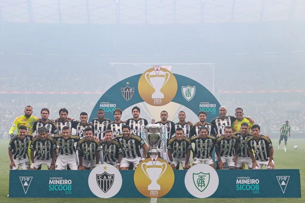 MG – BELO HORIZONTE – 15/03/2025 – MINEIRO 2025, AMERICA-MG X ATLETICO-MG – Jogadores do Atletico-MG posados e perfilados durante entrada em campo para partida contra o America-MG no estadio Mineirao pelo campeonato Mineiro 2025. Foto: Gilson Lobo/AGIF
