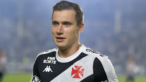 Lucas Piton durante confronto contra o Bragantino no Campeonato Brasileiro de 2025.