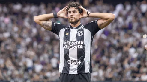 Pedro Raul jogador do Ceara comemora seu gol durante partida contra o Flamengo no estadio Arena Castelao pelo campeonato Brasileiro A 2025. Foto: Lucas Emanuel/AGIF
