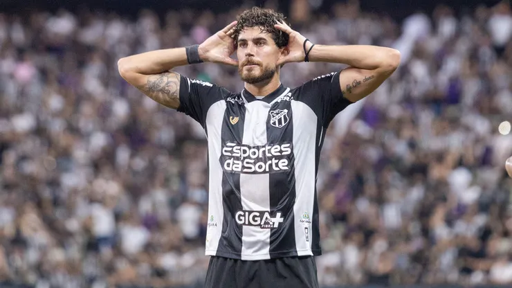 Pedro Raul jogador do Ceara comemora seu gol durante partida contra o Flamengo no estadio Arena Castelao pelo campeonato Brasileiro A 2025. Foto: Lucas Emanuel/AGIF