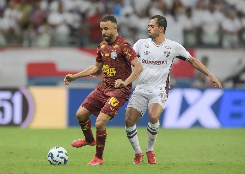 Caio Alexandre jogador do Bahia disputa lance com Lima jogador do Fluminense durante partida no estadio Arena Fonte Nova pelo campeonato Brasileiro A 2025. Foto: Jhony Pinho/AGIF