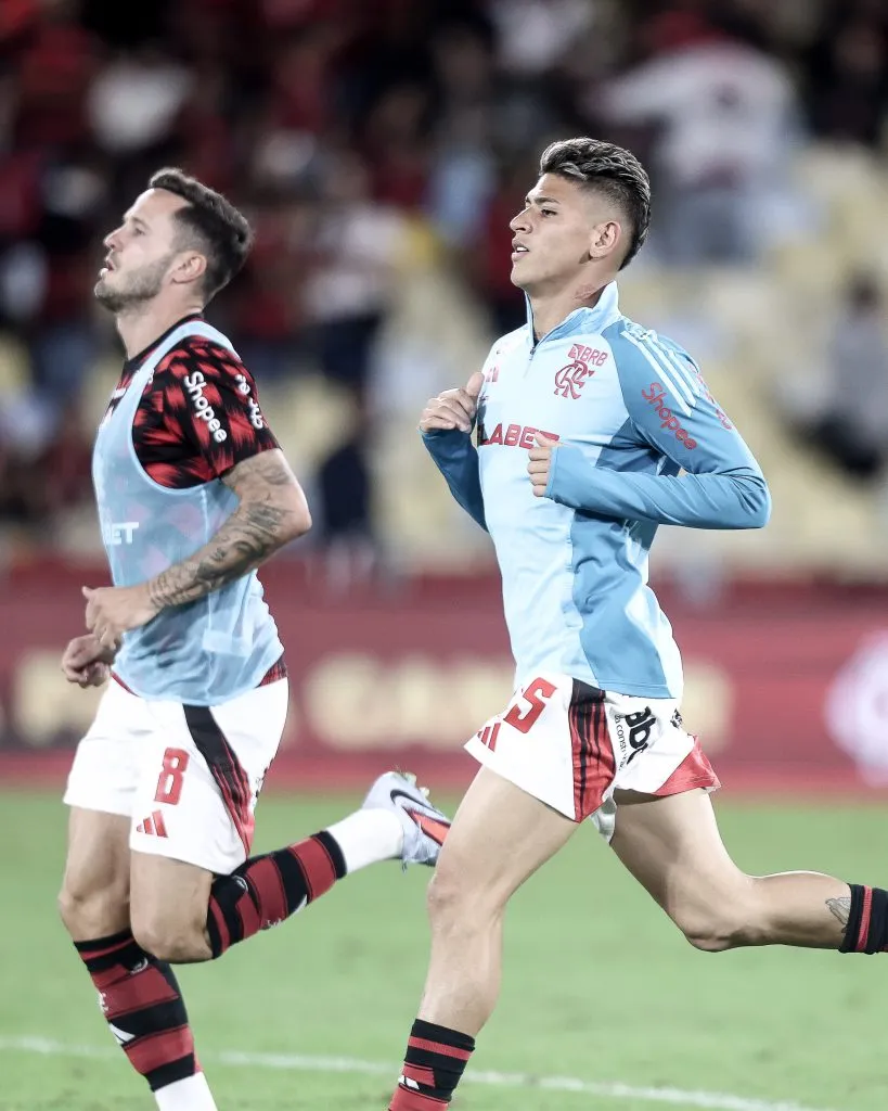 Carrascal, meia do Flamengo, em aquecimento (Imagem: Gilvan de Souza/Flamengo)