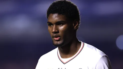 Lucas Ferreira durante confronto contra o Fortaleza no Campeonato Brasileiro de 2025.