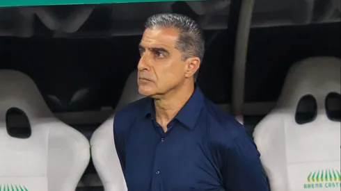 Renato Paiva durante confronto contra o Botafogo no Campeonato Brasileiro de 2025.
