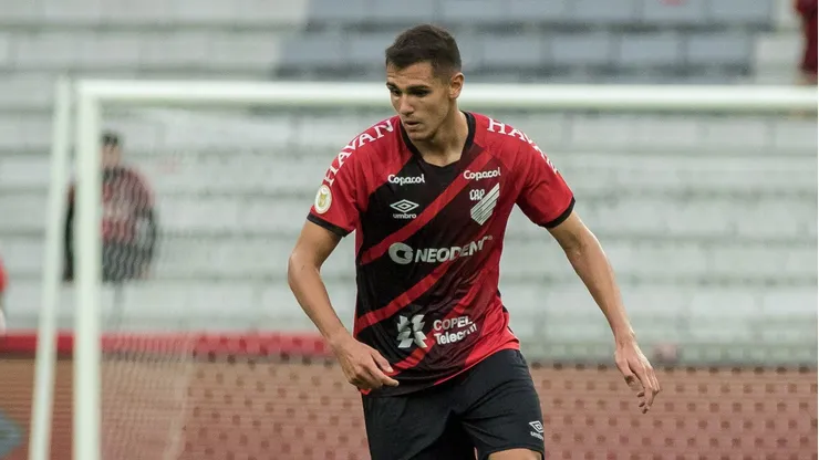 PR - Curitiba - 16/11/2021 - BRASILEIRO A 2021, ATHLETICO-PR X ATLETICO-MG - Lucas Fasson jogador do Athletico-PR durante partida contra o Atletico-MG no estadio Arena da Baixada pelo campeonato Brasileiro A 2021. Foto: Robson Mafra/AGIF