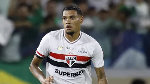 Ruan Tressoldi durante confronto contr o Palmeiras no Brasileirão 2025.