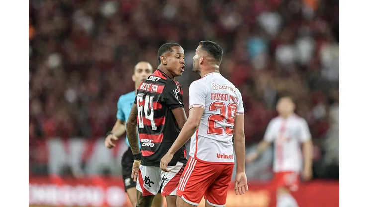SP - RIO DE JANEIRO - 29/03/2025 - BRASILEIRO A 2025, FLAMENGO X INTERNACIONAL - Wallace Yan jogador do Flamengo disputa lance com Thiago Maia jogador do Internacional durante partida no estadio Maracana pelo campeonato Brasileiro A 2025. Foto: Thiago Ribeiro/AGIF