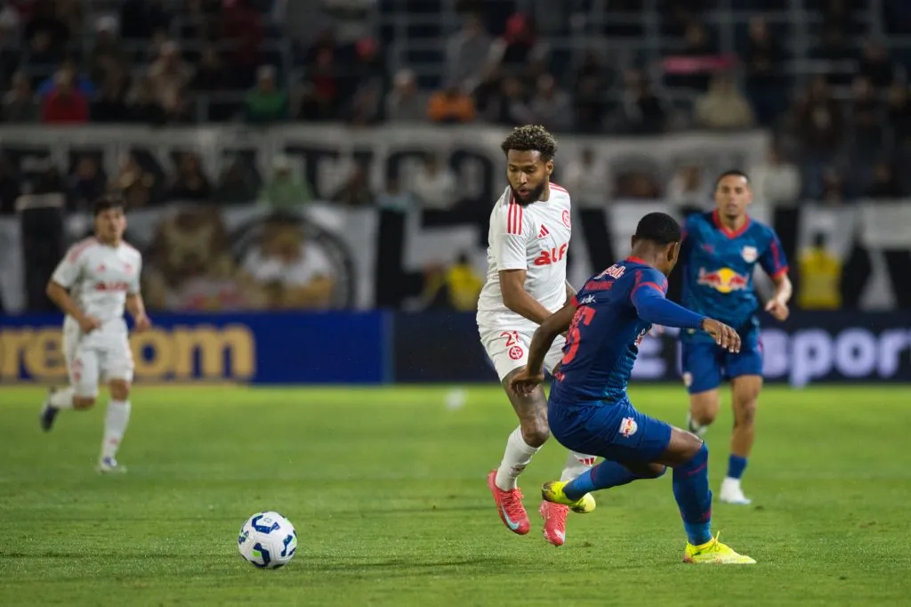 SP – BRAGANCA PAULISTA – 09/08/2025 – BRASILEIRO A 2025, BRAGANTINO X INTERNACIONAL – Praxedes jogador do Bragantino disputa lance com Wesley jogador do Internacional durante partida no estadio Cicero De Souza Marques pelo campeonato Brasileiro A 2025. Foto: Anderson Romao/AGIF