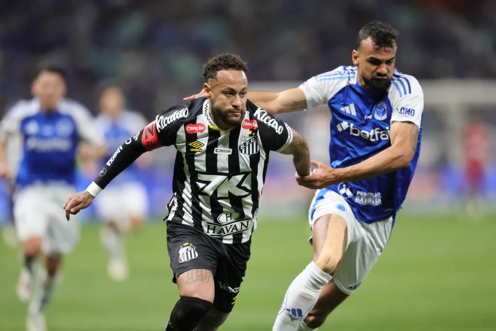 Neymar Junior jogador do Santos durante partida contra o Cruzeiro no estadio Mineirao pelo campeonato Brasileiro A 2025. Foto: Gilson Lobo/AGIF