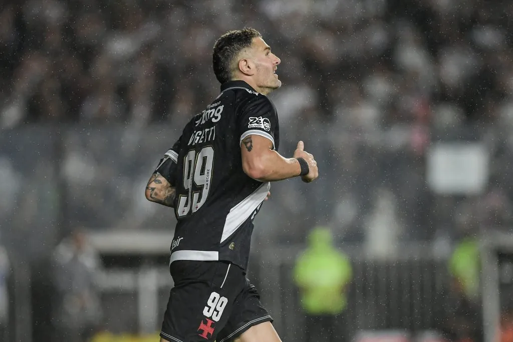 Vegetti marcando gol pelo Vasco diante do Atlético-MG no Brasileirão 2025. Foto: Thiago Ribeiro/AGIF