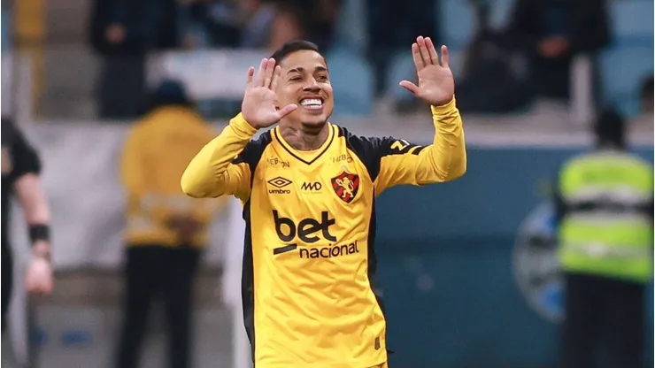 Matheusinho jogador do Sport comemora seu gol durante partida contra o Gremio no estadio Arena do Gremio pelo campeonato Brasileiro A 2025. Foto: Maxi Franzoi/AGIF