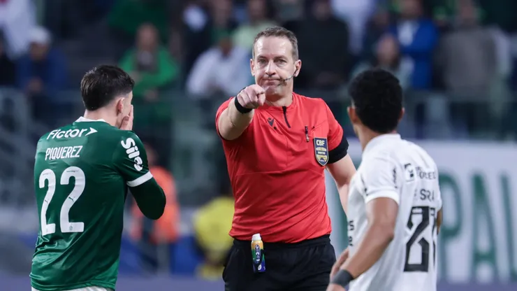O árbitro Lucas Paulo Torezin durante partida entre Palmeiras e Ceará no estádio Arena Allianz Parque pelo campeonato Brasileiro A 2025. Foto: Marcello Zambrana/AGIF