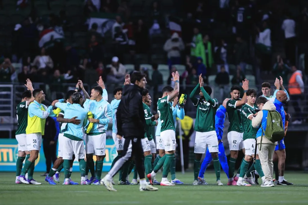SP – SAO PAULO – 10/08/2025 – BRASILEIRO A 2025, PALMEIRAS X CEARA – Jogadores do Palmeiras comemoram vitoria ao final da partida contra o Ceara no estadio Arena Allianz Parque pelo campeonato Brasileiro A 2025. Foto: Ettore Chiereguini/AGIF