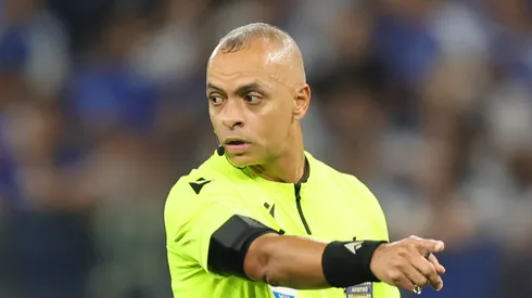 Wilton Pereira Sampaio anulou o gol de Kaio Jorge após análise no VAR.