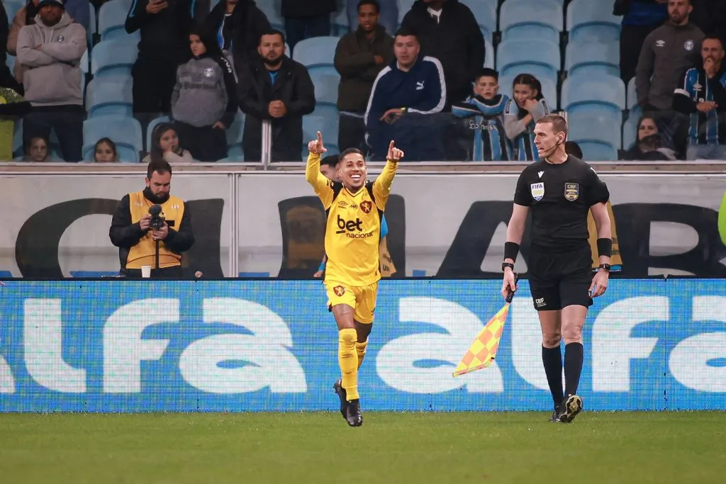 RS – PORTO ALEGRE – 10/08/2025 – BRASILEIRO A 2025, GREMIO X SPORT – Matheusinho jogador do Sport comemora seu gol durante partida contra o Gremio no estadio Arena do Gremio pelo campeonato Brasileiro A 2025. Foto: Maxi Franzoi/AGIF