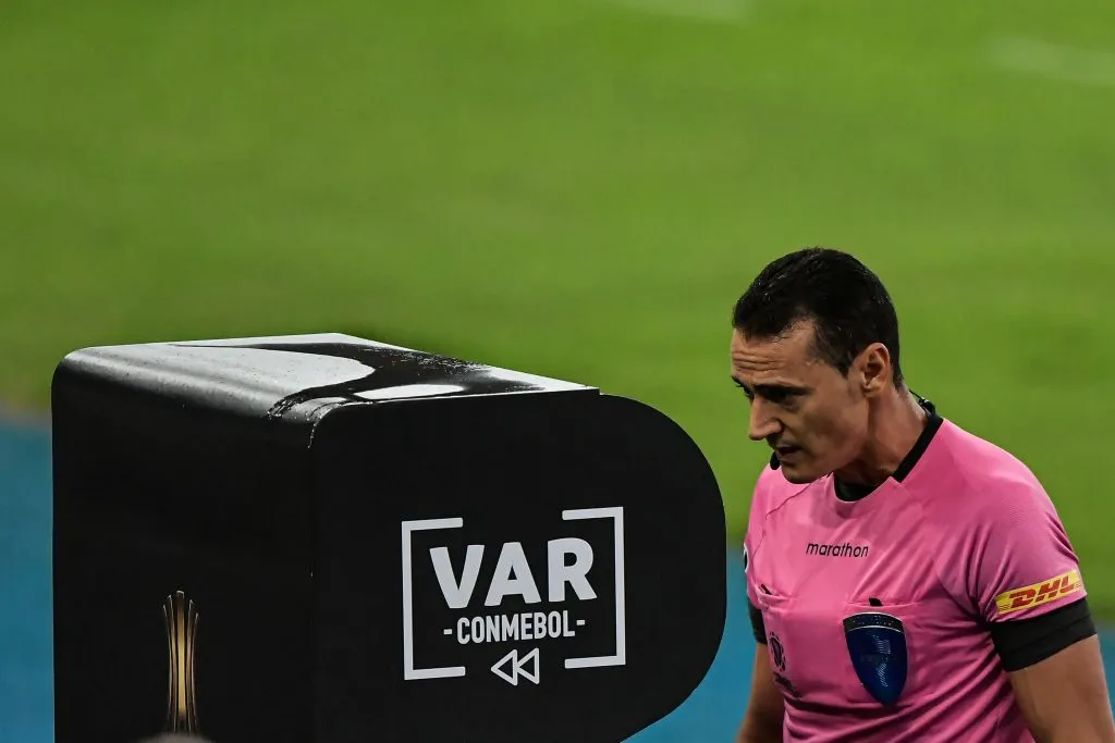 RJ – Rio de Janeiro – 03/08/2021 – LIBERTADORES 2021, FLUMINENSE X CERRO PORTENO – O arbitro Wilmar Roldan faz consulta ao VAR (recurso de video) durante partida entre Fluminense e Cerro Porteno no estadio Maracana pelo campeonato Copa Libertadores 2021. Foto: Thiago Ribeiro/AGIF