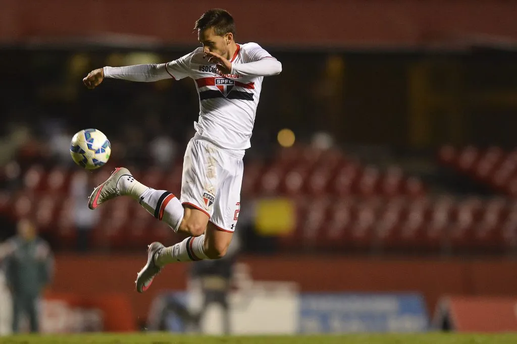 Rafael Toloi do Sao Paulo disputa lance contra o Fluminense durante partida pelo Campeonato Brasileiro A 2015 no estadio do Morumbi . Foto: Mauro Horita/AGIF