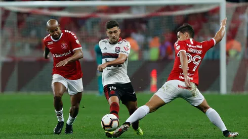 RS – Porto Alegre – 28/08/2019 – Libertadores 2019, Internacional x Flamengo – Martin Sarrafiore do Internacional disputa lance com De Arrascaeta do Flamengo durante partida no estadio Beira-Rio pelo campeonato Libertadores 2019 Foto: Jeferson Guareze/AGIF