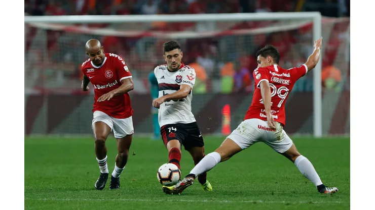 RS - Porto Alegre - 28/08/2019 - Libertadores 2019, Internacional x Flamengo - Martin Sarrafiore do Internacional disputa lance com De Arrascaeta do Flamengo durante partida no estadio Beira-Rio pelo campeonato Libertadores 2019 Foto: Jeferson Guareze/AGIF