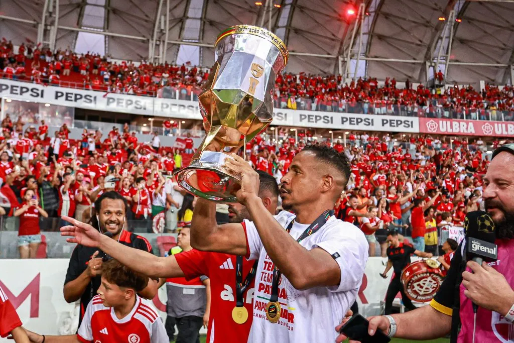 Fernando jogador do Internacional comemora o titulo apos a partida contra o Gremio no estadio Beira-Rio pelo campeonato Gaucho 2025. Foto: Maxi Franzoi/AGIF