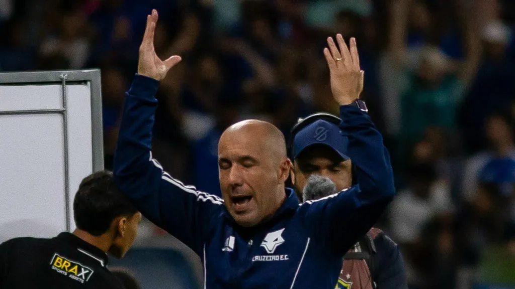 Leonardo Jardim durante jogo pelo Cruzeiro. Foto: Fernando Moreno/AGIF