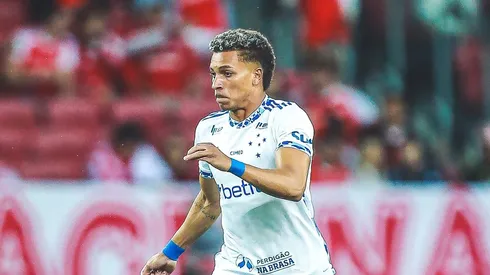 Rodriguinho jogador do Cruzeiro durante partida contra o Internacional no estadio Beira-Rio pelo campeonato Brasileiro A 2025. Foto: Giancarlo Santorum/AGIF